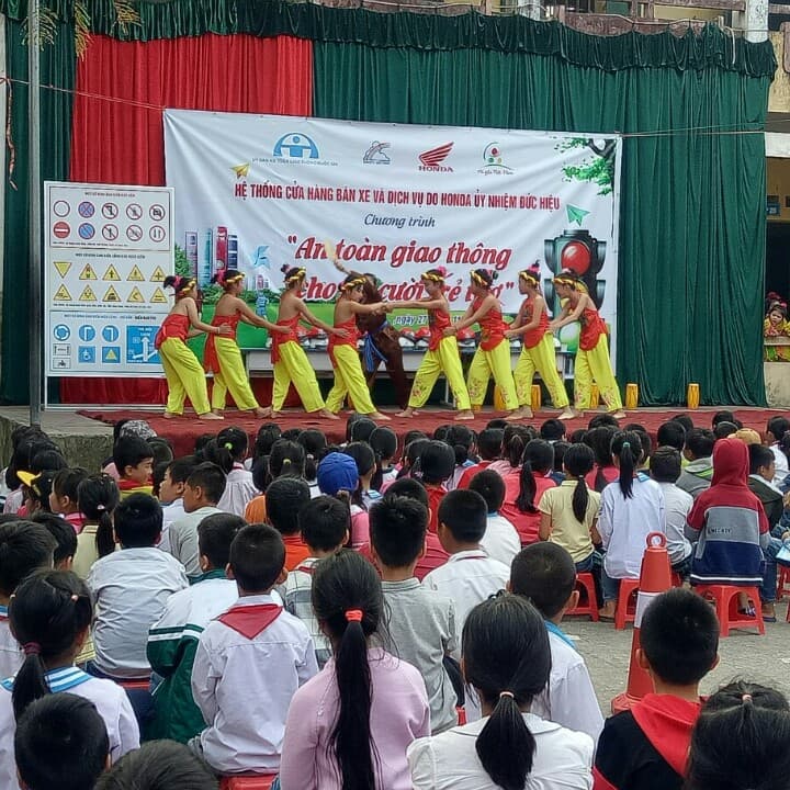 Hình ảnh các em học sinh với tiết mục múa: “ Hội khúc dân gian”